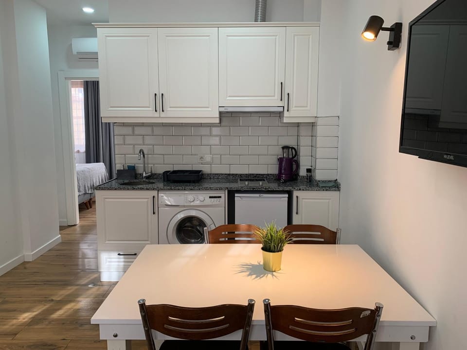 Coffee/tea facilities, Kitchen or kitchenette, Living room, Seating area, Dining area, dishwasher, stove, washing machine