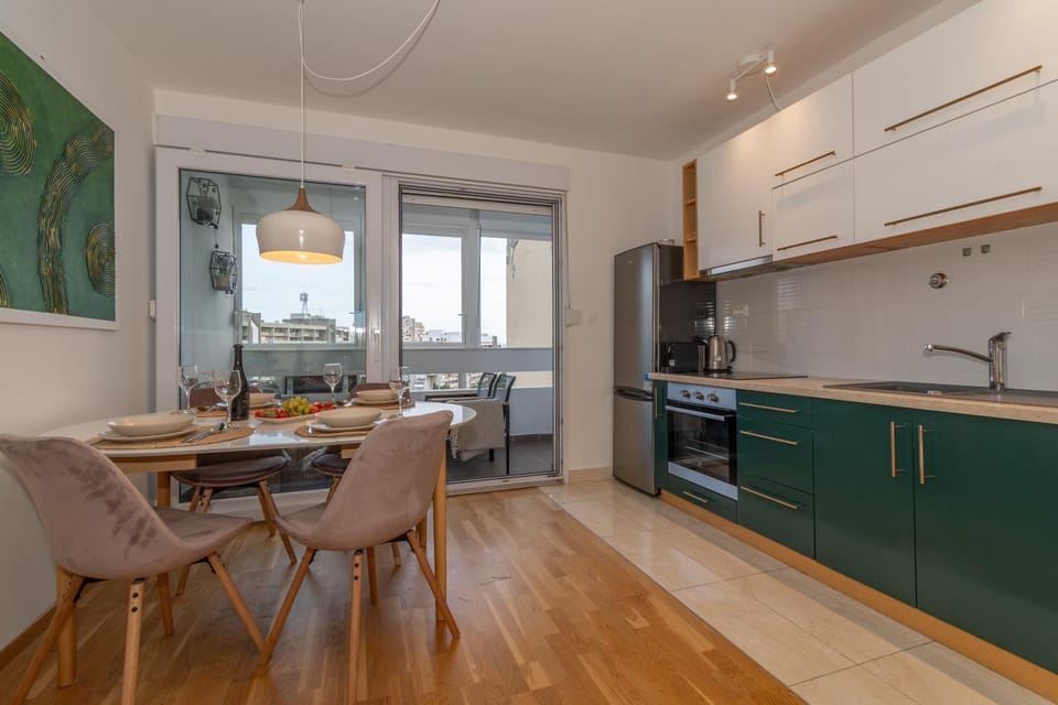 Kitchen or kitchenette, Dining area, dishwasher, oven, stove