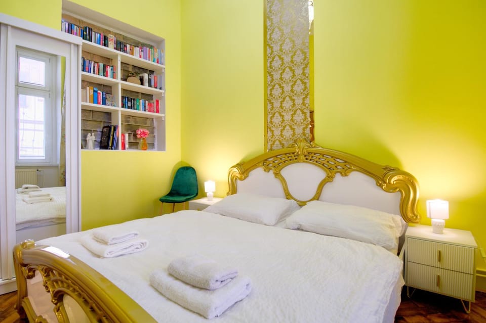 Bed, Library, Photo of the whole room, Bedroom, towels