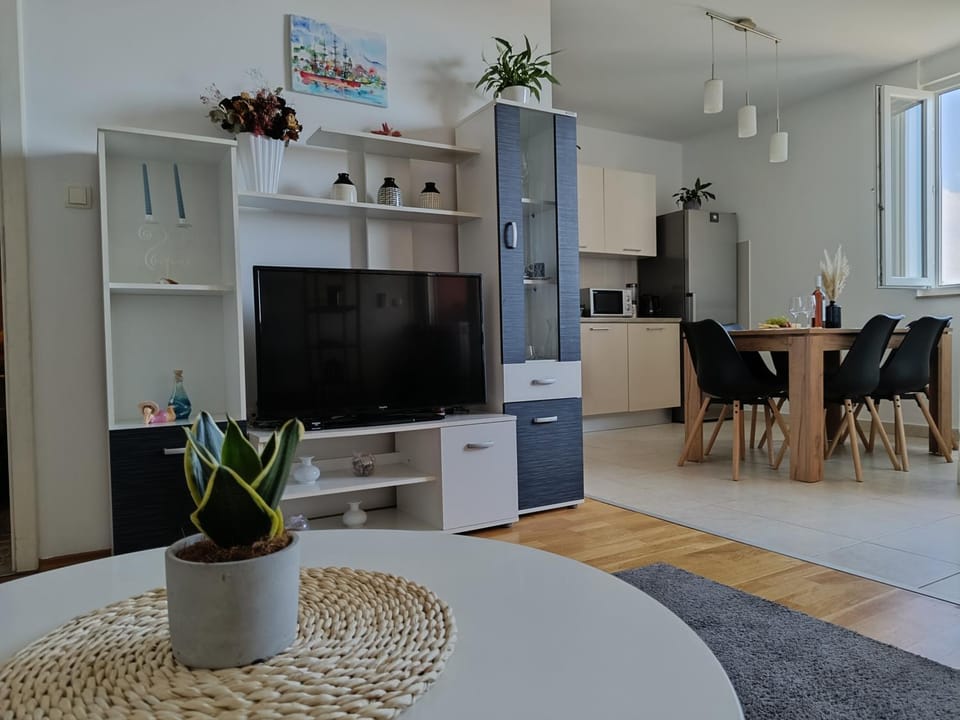 TV and multimedia, Living room, Dining area
