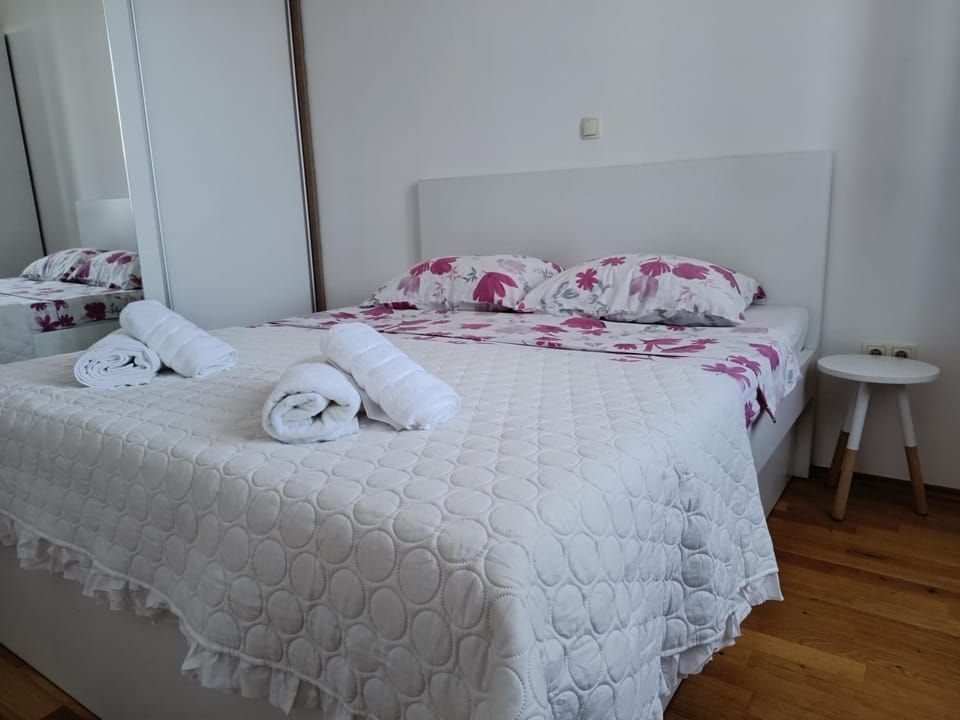 Bed, Bedroom, towels