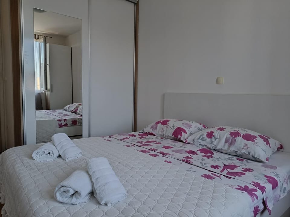 Bed, Bedroom, towels