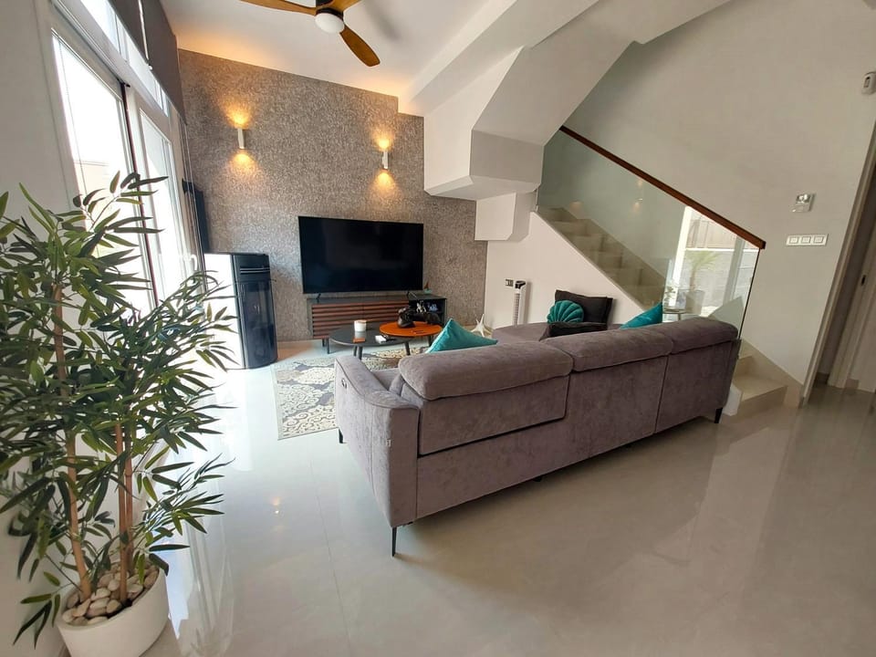 Living room, Seating area, Evening entertainment, fireplace