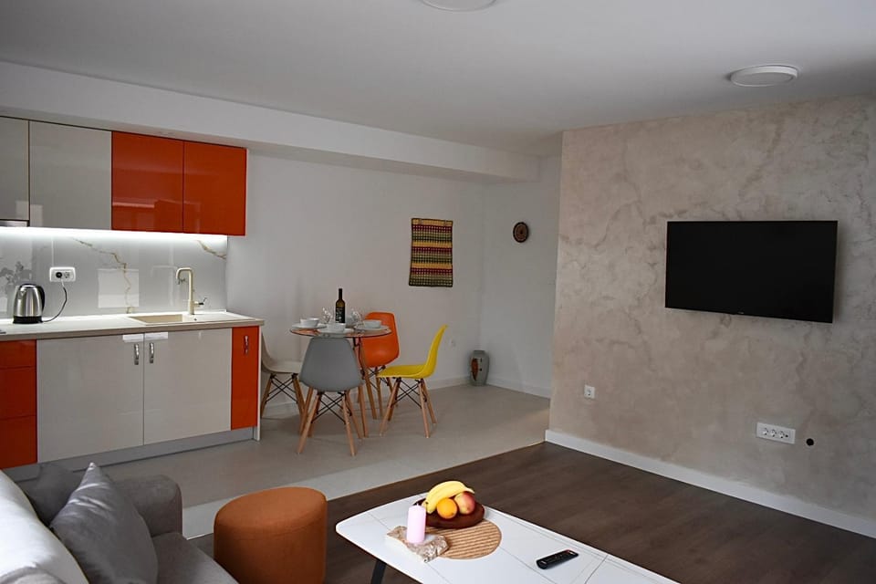 TV and multimedia, Kitchen or kitchenette, Living room, Seating area, Dining area