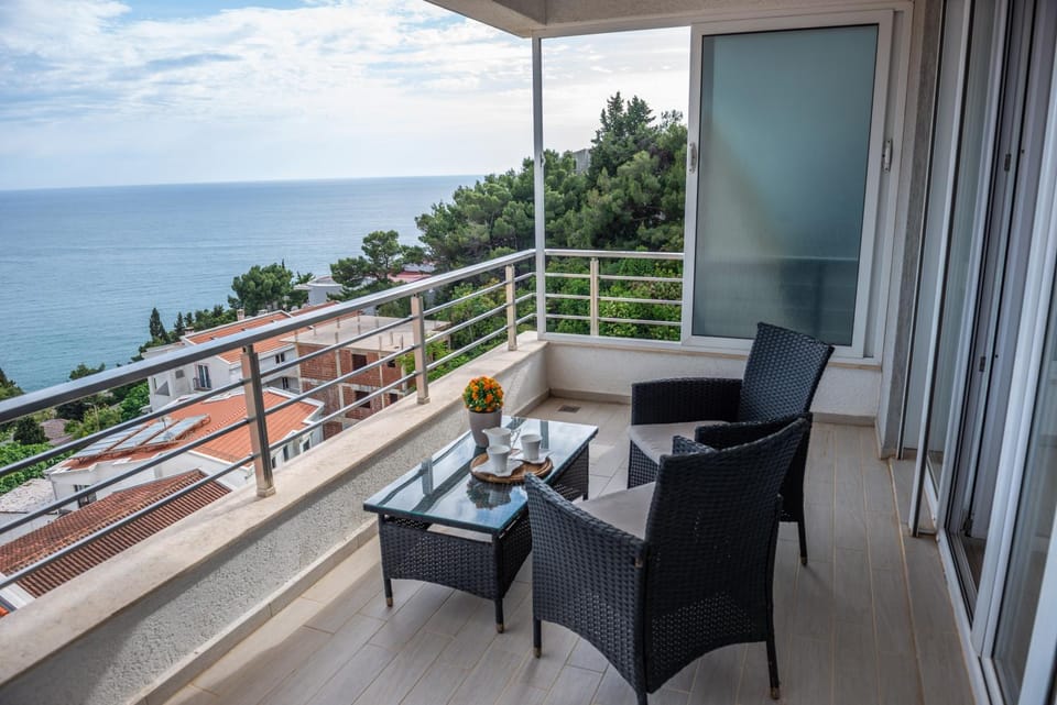 Natural landscape, View (from property/room), Balcony/Terrace, Seating area, Sea view