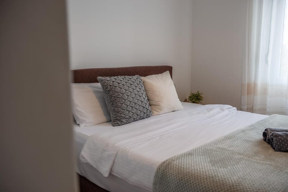 Bedroom, towels