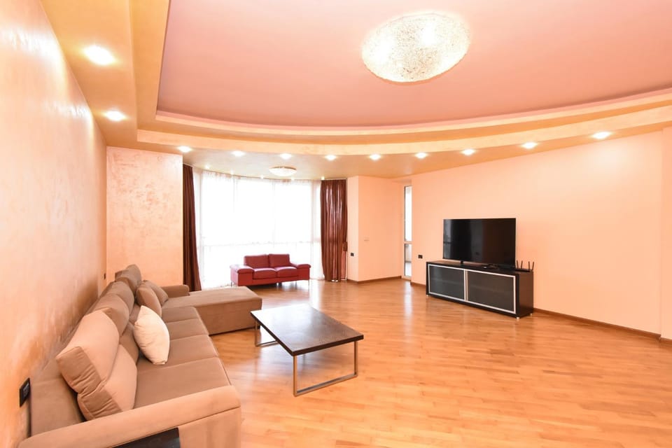 Amiryan street, 3 bedrooms Grand and Sunny apartmet AM2711 Apartment in Yerevan
