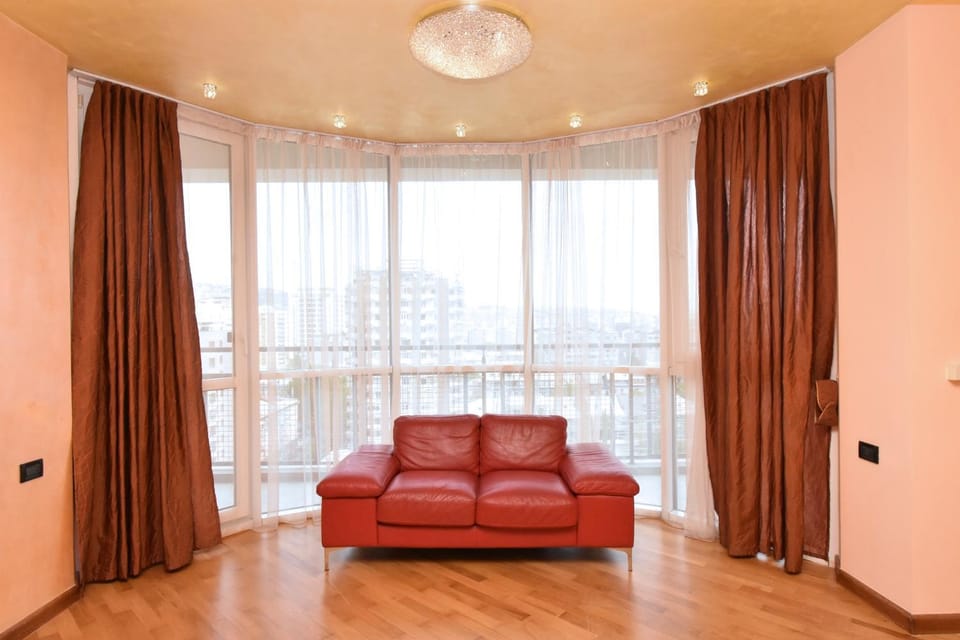 Amiryan street, 3 bedrooms Grand and Sunny apartmet AM2711 Apartment in Yerevan