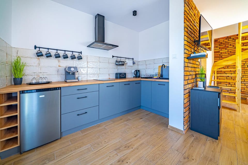 Coffee/tea facilities, Kitchen or kitchenette, dishwasher, oven, stove