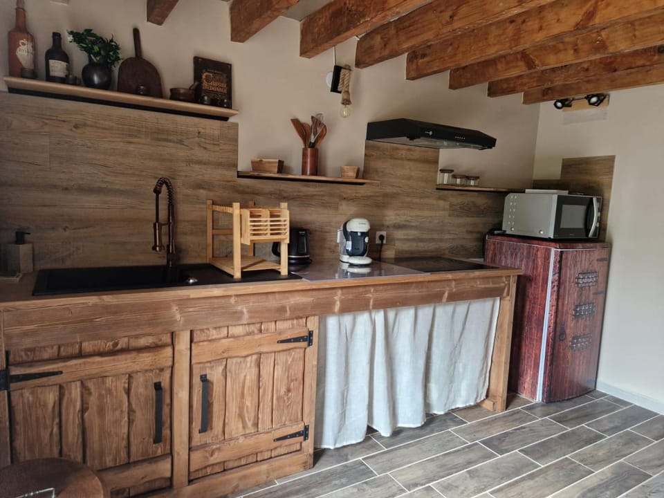 Coffee/tea facilities, Kitchen or kitchenette, stove
