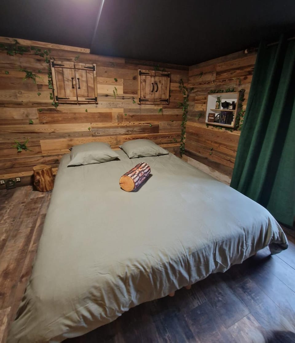 Bed, Photo of the whole room, Bedroom