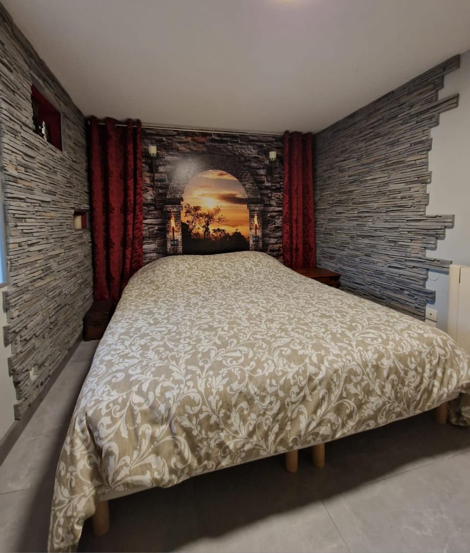 Bed, Photo of the whole room, Bedroom