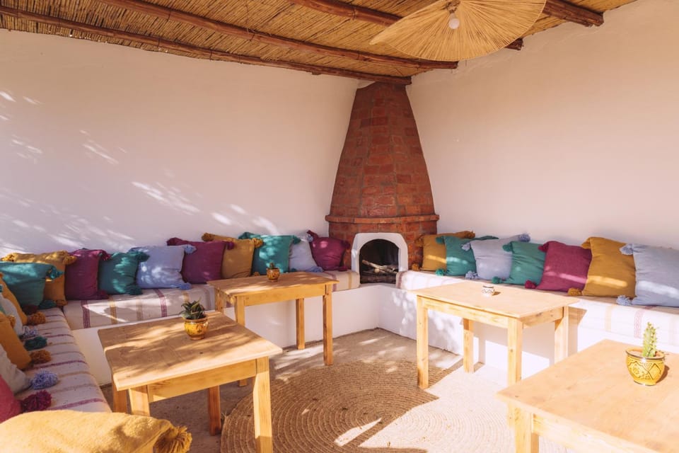 Living room, Seating area, Dining area, fireplace