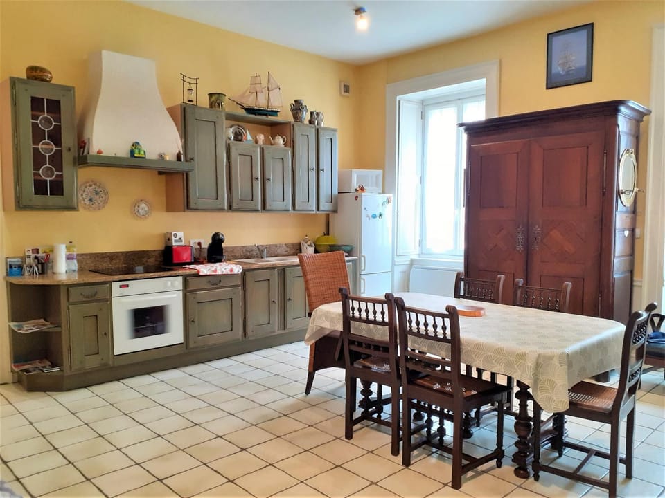 Kitchen or kitchenette, oven