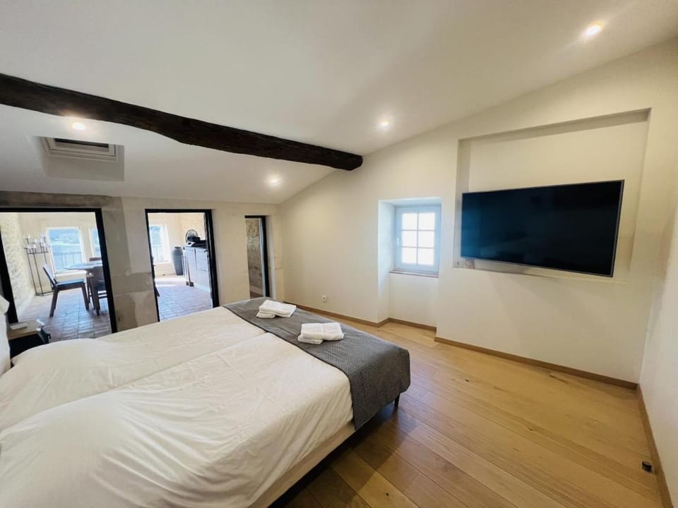 Bed, TV and multimedia, Bedroom