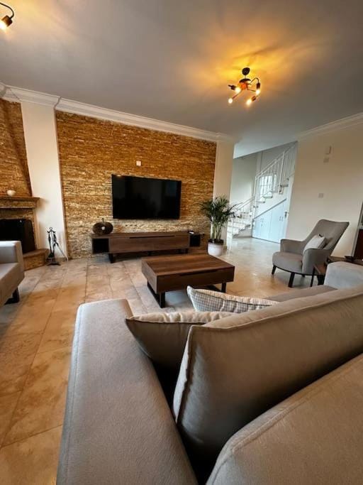 Communal lounge/ TV room, TV and multimedia, Living room, Seating area, Evening entertainment