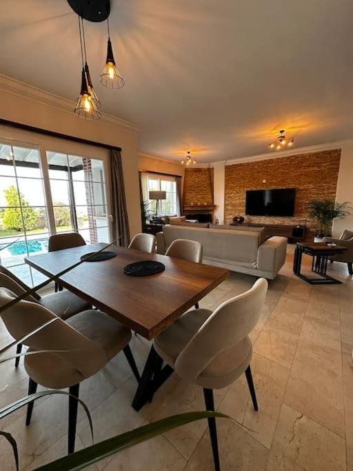 Communal lounge/ TV room, TV and multimedia, Living room, Seating area, Dining area, Evening entertainment
