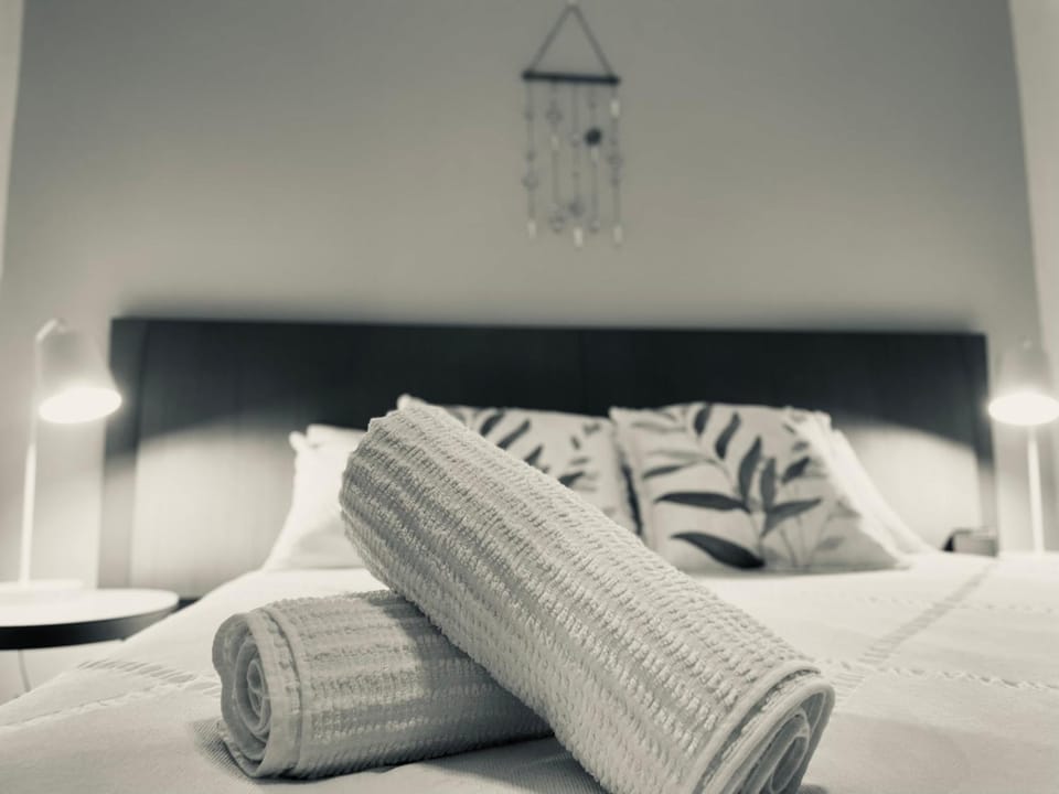 Bed, Bedroom, towels