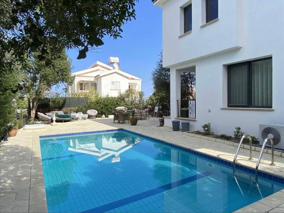 Property building, Garden, Swimming pool