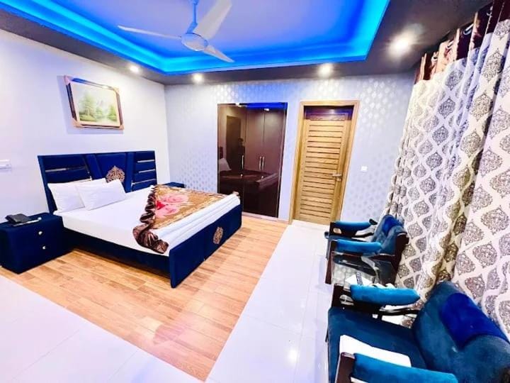 Bed, TV and multimedia, Living room, Photo of the whole room, Seating area, Bedroom