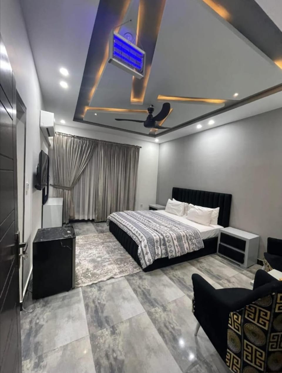 Bed, TV and multimedia, Living room, Photo of the whole room, Seating area, Bedroom, wardrobe, air conditioner