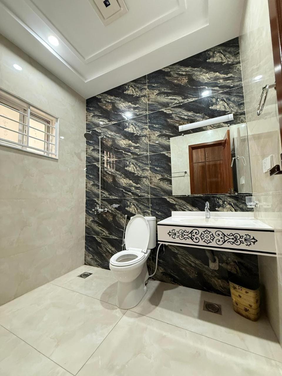 Shower, Toilet, Bathroom, Internal: Not applicable to any particular room