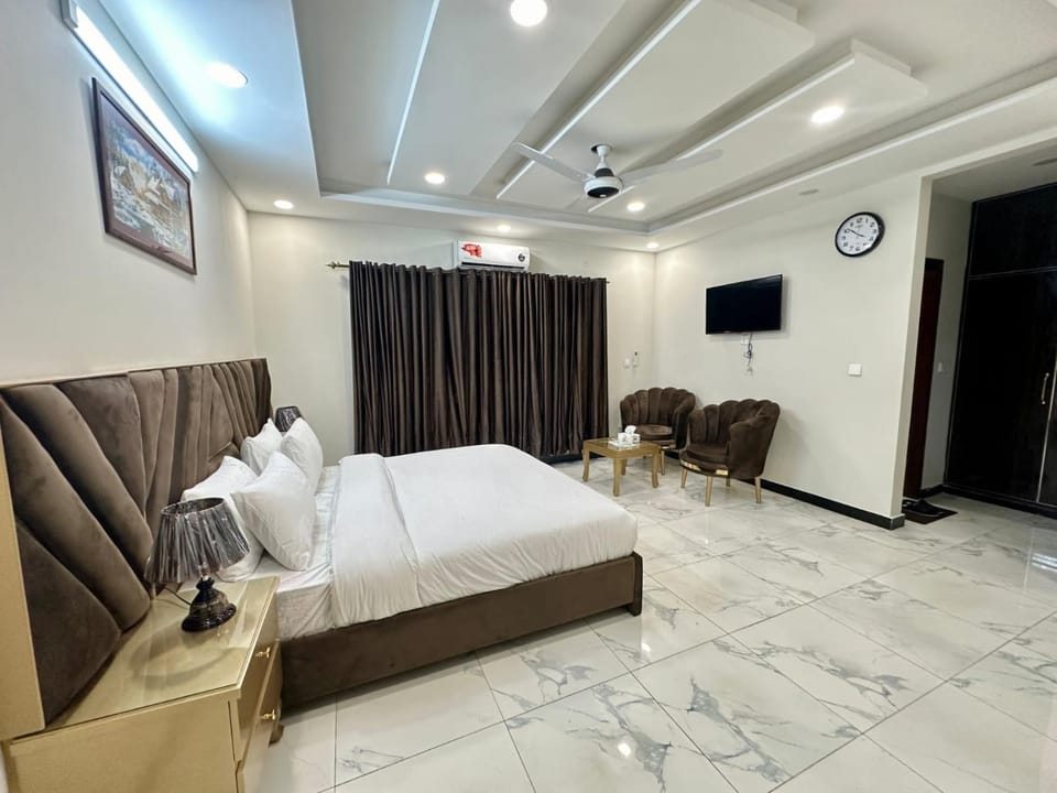 Communal lounge/ TV room, Bed, TV and multimedia, Living room, Photo of the whole room, Seating area, Evening entertainment, Bedroom