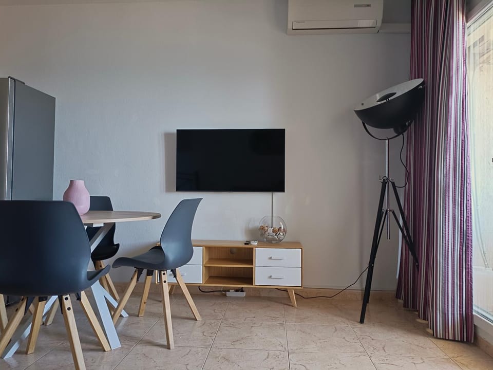TV and multimedia, Seating area, Dining area