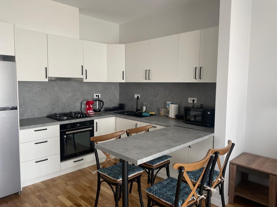 Coffee/tea facilities, Kitchen or kitchenette, Dining area, dishwasher, oven, stove, toaster