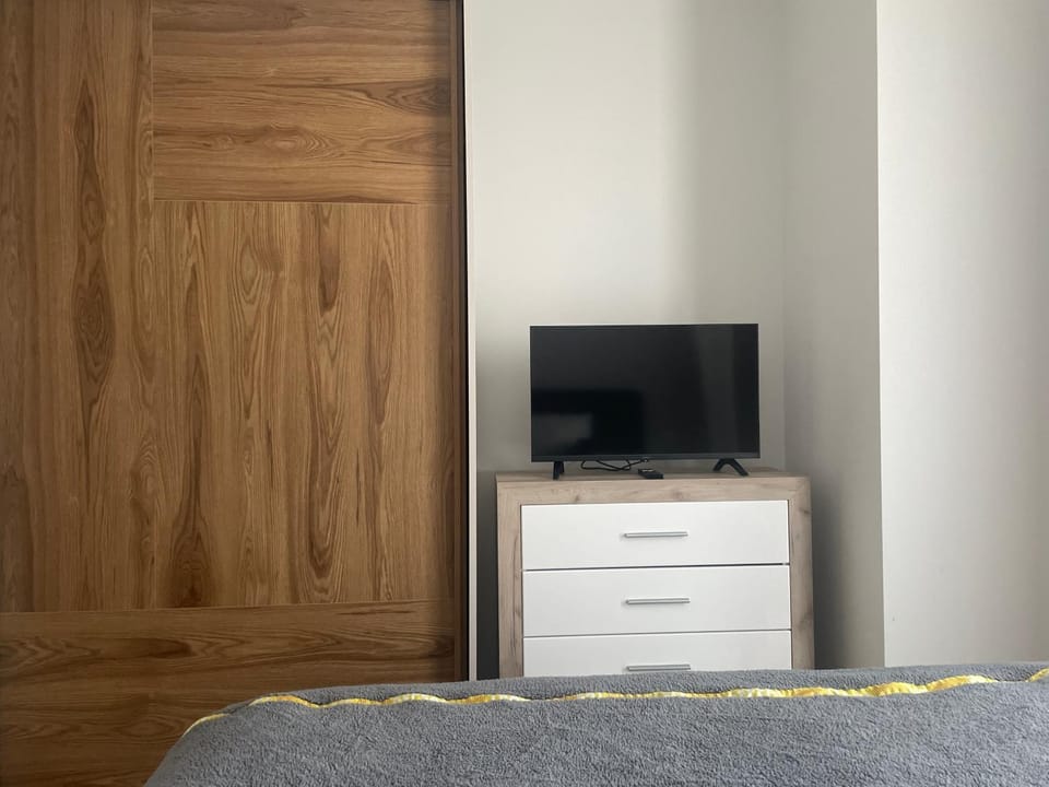 Bed, TV and multimedia, Photo of the whole room, Bedroom, wardrobe