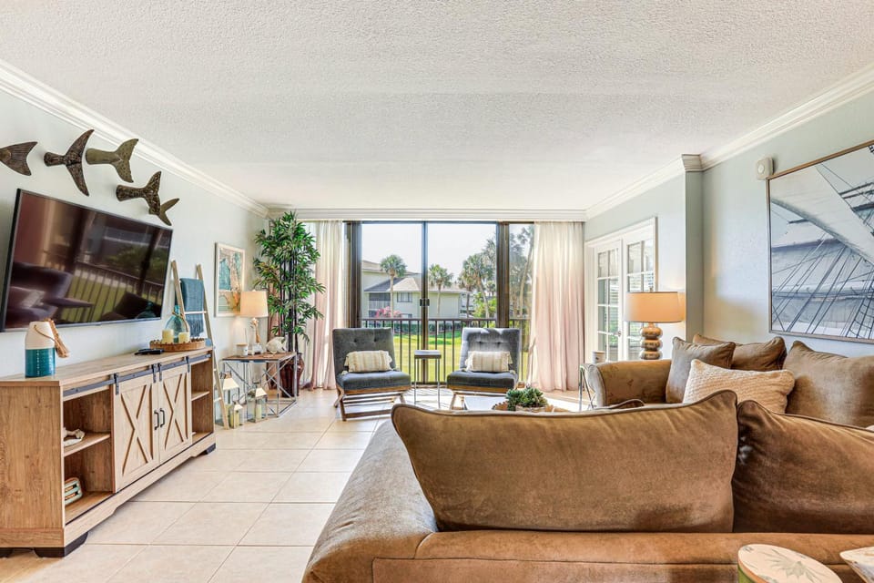 Luxe Fort Pierce Beach Condo with Golf Views! Apartment in Fort Pierce