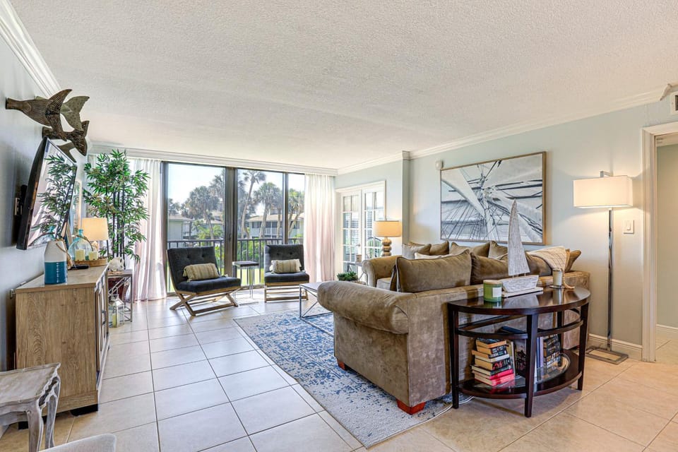Luxe Fort Pierce Beach Condo with Golf Views! Apartment in Fort Pierce