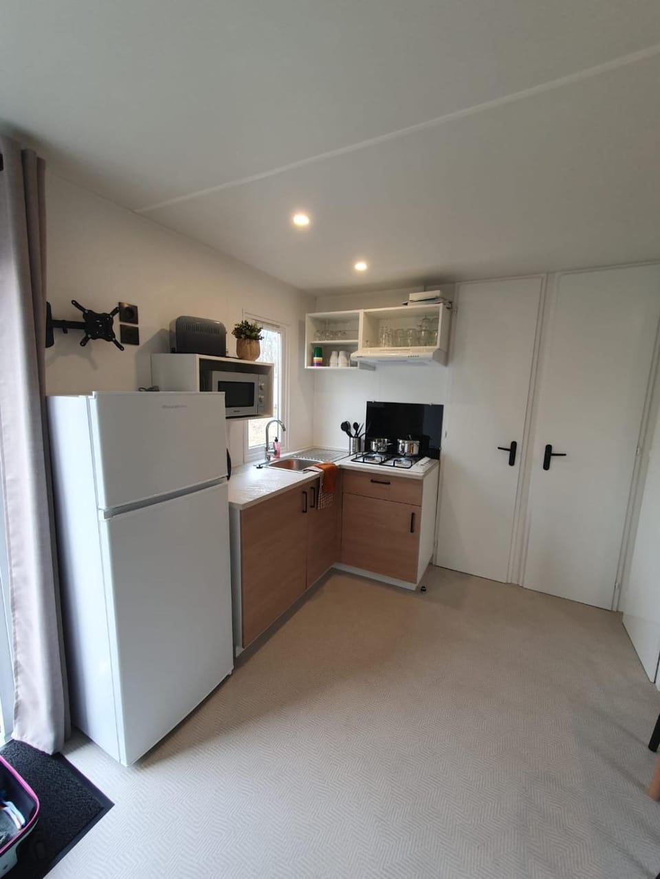 Coffee/tea facilities, Kitchen or kitchenette, microwave, stove, toaster, kitchen