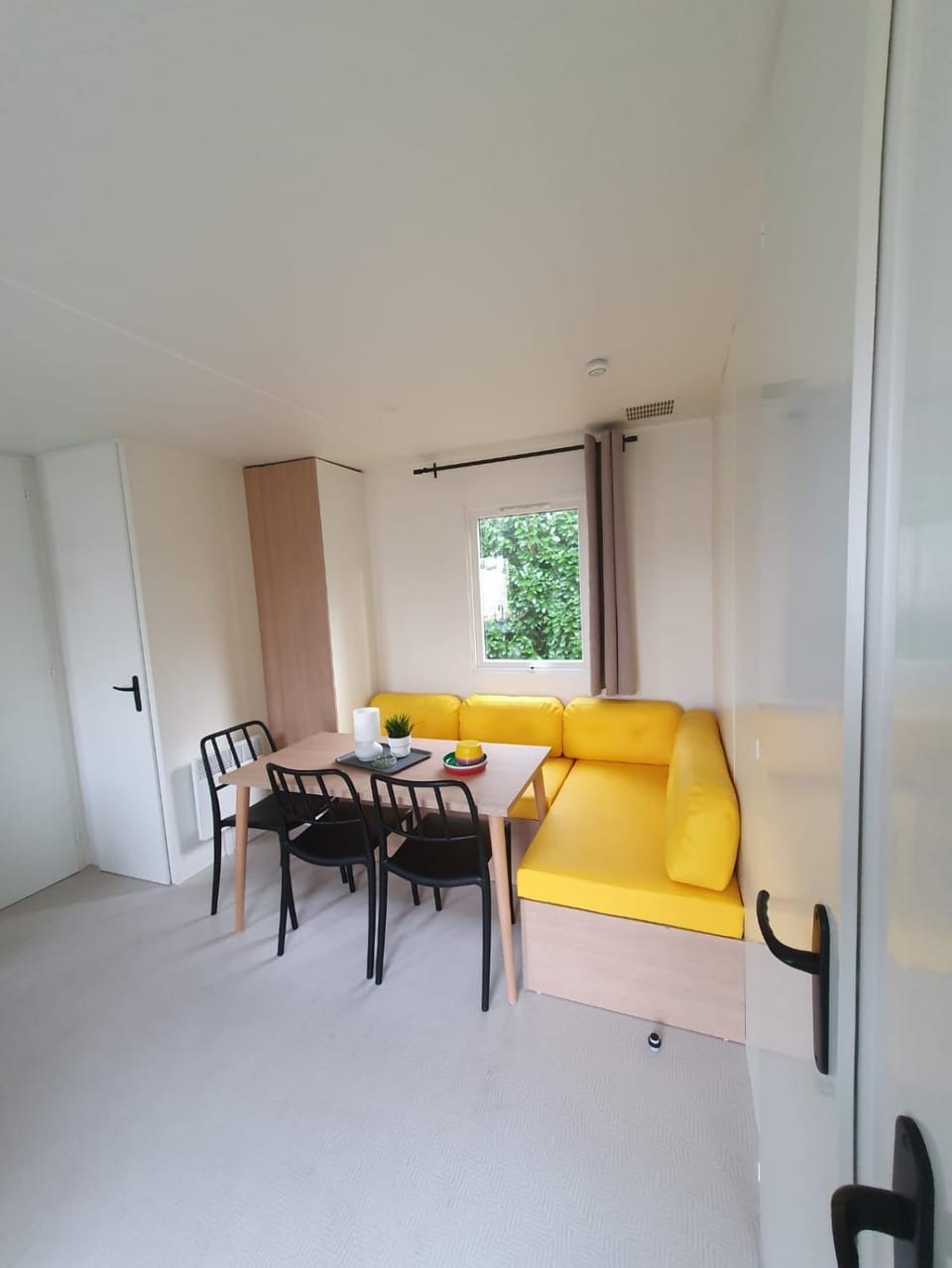 TV and multimedia, Living room, Seating area, Dining area