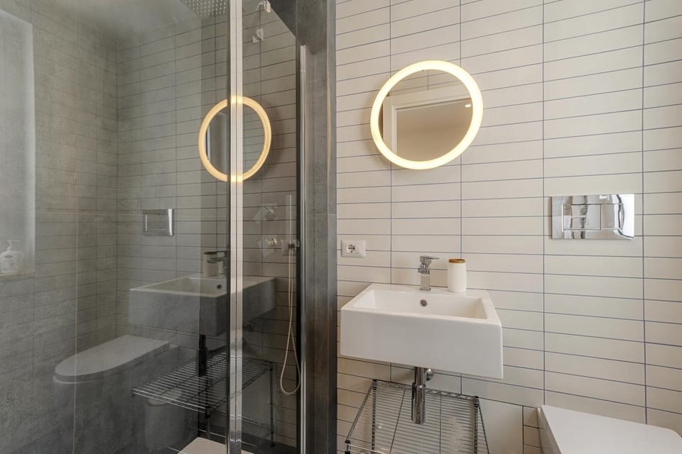 Shower, Toilet, Bathroom, towels