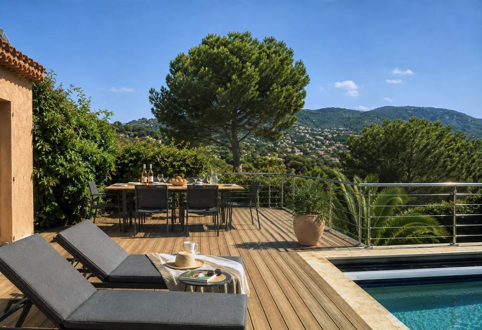 Villa Bellevue, magnifique vue mer! Piscine chauffée, à10 mns de la plage et du centre! Villa in Cavalaire-sur-Mer