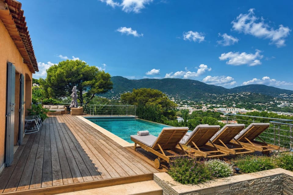 Villa Bellevue, magnifique vue mer! Piscine chauffée, à10 mns de la plage et du centre! Villa in Cavalaire-sur-Mer