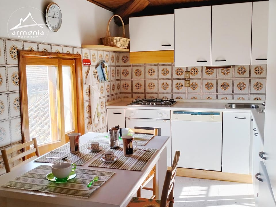 Kitchen or kitchenette, Dining area, oven, stove