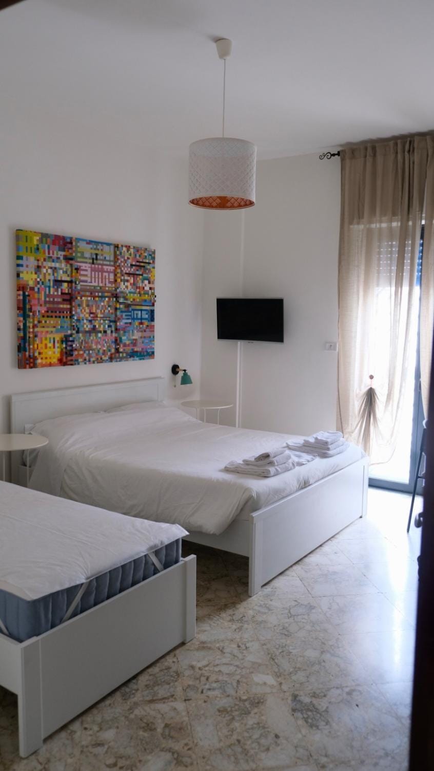 TV and multimedia, Photo of the whole room, Bedroom