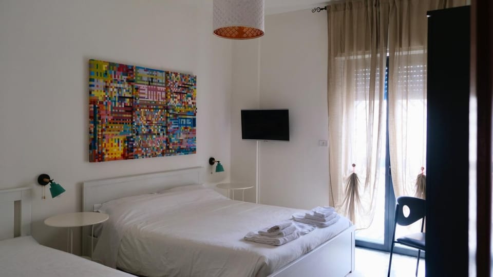 Bed, TV and multimedia, Photo of the whole room