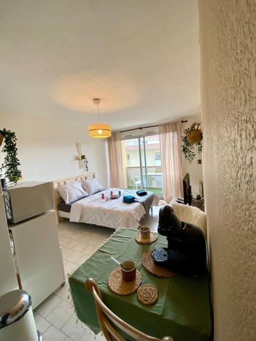 Bed, Living room, Photo of the whole room, Seating area, Bedroom, towels