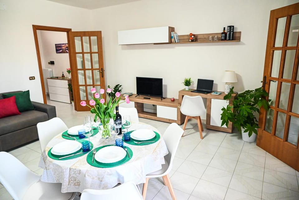 Living room, Seating area, Dining area, Evening entertainment
