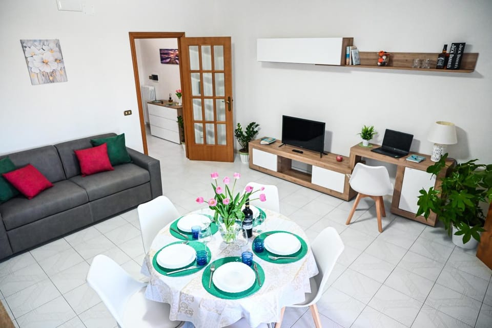 Communal lounge/ TV room, TV and multimedia, Living room, Seating area, Dining area, Evening entertainment