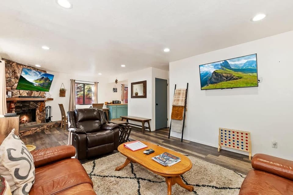 Wolf's Chalet Summit Hot Tub Pet Friendly House in Big Bear
