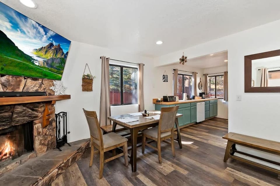 Wolf's Chalet Summit Hot Tub Pet Friendly House in Big Bear