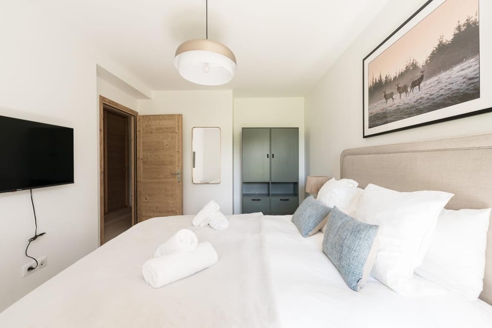 TV and multimedia, Photo of the whole room, Bedroom, cot, wardrobe