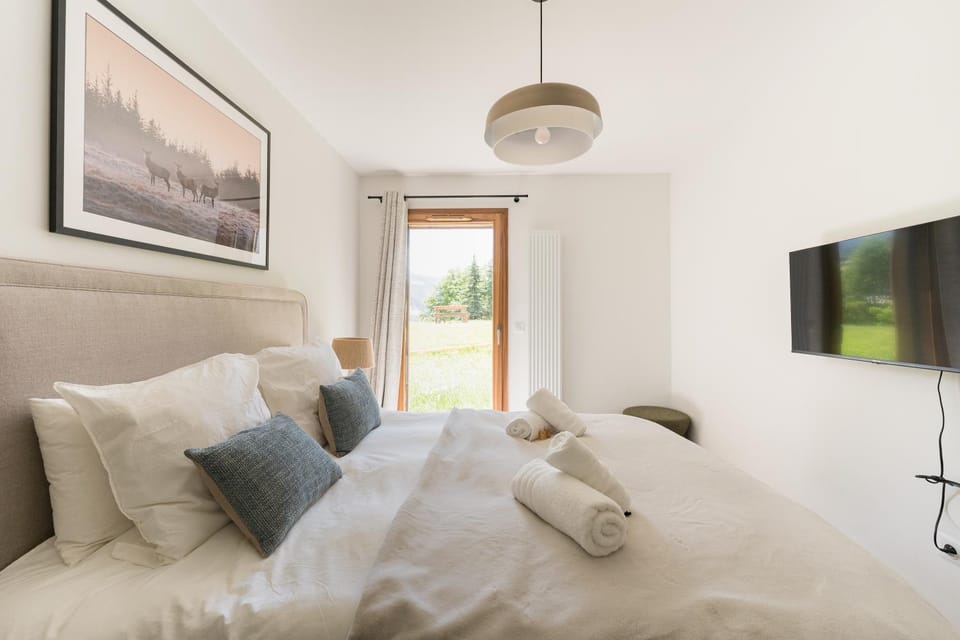 TV and multimedia, Photo of the whole room, Bedroom, Garden view