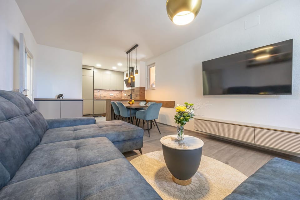 TV and multimedia, Living room, Seating area, Dining area, Evening entertainment