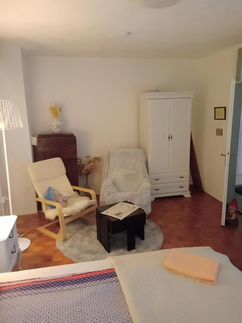 Seating area, Bedroom, wardrobe