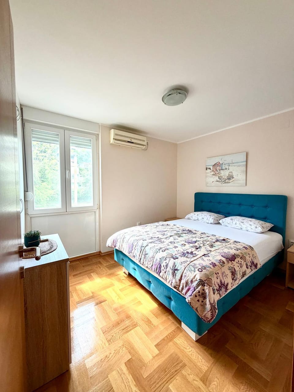 Bed, Photo of the whole room, Bedroom, air conditioner